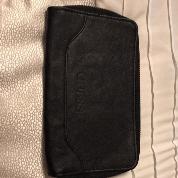 Guess wristlet - Picture 2 of 3